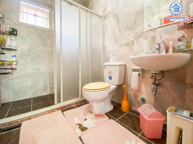 *****บ้านเดี่ยวมือสอง นนทบุรี ม.รติรมย์2 กาญจนาภิเษก เนื้อที่กว้าง 60 ตร.ว. มาพร้อมฟังก์ชัน 3 ห้องนอน 2 ห้องน้ำ 2 ที่จอดรถ ภายในกว้างขวาง พร้อมลากกระเป๋าเข้าอยู่ได้ทันที! ตั้งบนทำเลดี เดินทางสะดวก เชื่อมต่อถนนกาญจนาภิเษก ,ถนนราชพฤกษ์ ,ถนนนครอินทร์ และใกล้ทางด่วน "ศรีรัช" จองเลย!